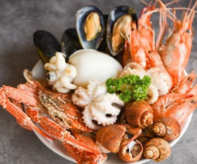 Tôm và ốc đều rất giàu canxi, nhưng loại hay ăn chưa chắc đã nhiều hơn. Ảnh minh họa. 