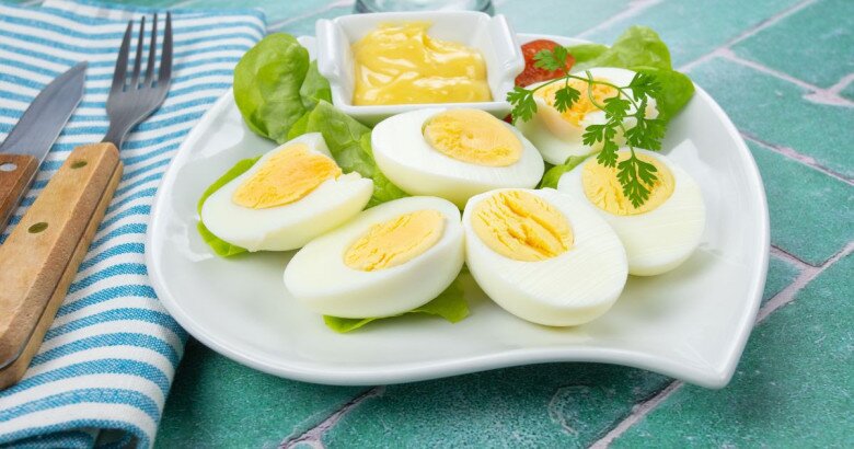 Để đảm bảo sức khỏe, tốt hơn hết hãy ăn trứng luộc chín tới. Ảnh minh họa. 