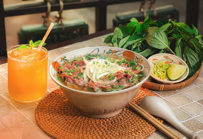 Ngoài vắt chanh sau khi ăn phở có thể uống nước cam ép, ăn bưởi cũng có tác dụng giúp hấp thu sắt ở thịt bò. Ảnh minh họa. 