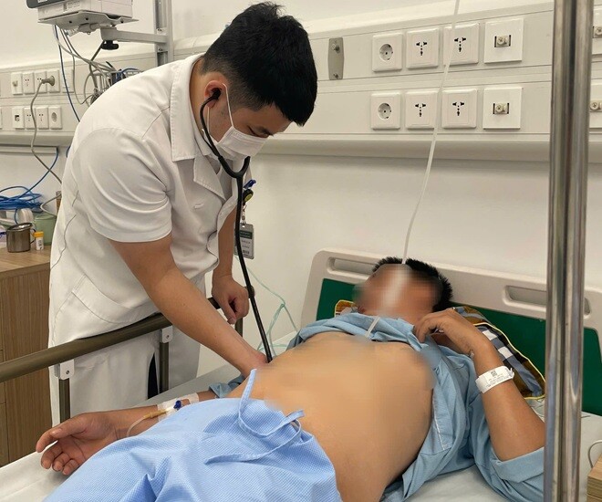 Bác sĩ đang thăm khám cho nạn nhân vụ ngộ độc khí tại Thanh Hóa. 