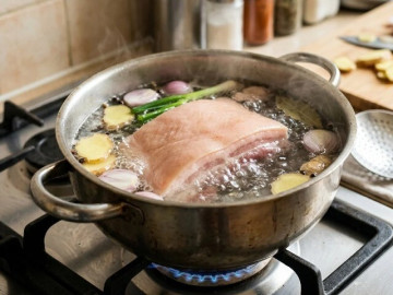 Sức khỏe - Luộc thịt nên cho vào nước lạnh hay đợi nước sôi? Cách làm đơn giản giúp thịt ngon ngọt nhưng nhiều người làm ngược