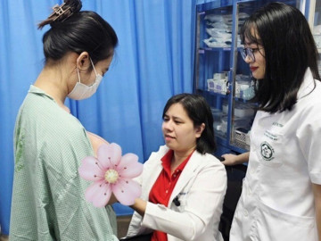 Sức khỏe - Cô gái 20 tuổi gù lưng vì vòng một quá lớn, sẵn sàng vượt hàng nghìn km để lấy lại sự tự tin