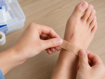 Người phụ nữ phải thở máy sau vết thương nhỏ từ gai hoa giấy, chuyên gia đưa lời khuyên