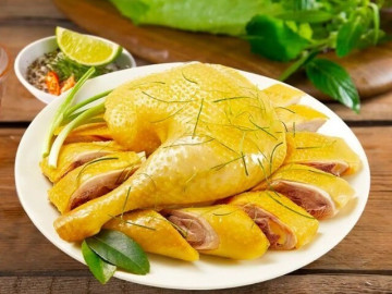 Luộc gà cho vào nước nguội hay nước sôi thì có nhiều dinh dưỡng hơn, luộc xong có cần ngâm trước khi vớt ra?