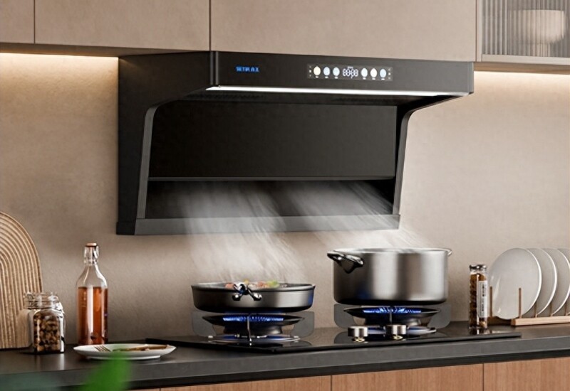 Máy hút mùi kết hợp hút trên và hút bên từng được quảng cáo là sản phẩm “2 trong 1”, kết hợp ưu điểm của cả hút trên và hút bên, nhưng thực tế lại khiến nhiều người thất vọng. 