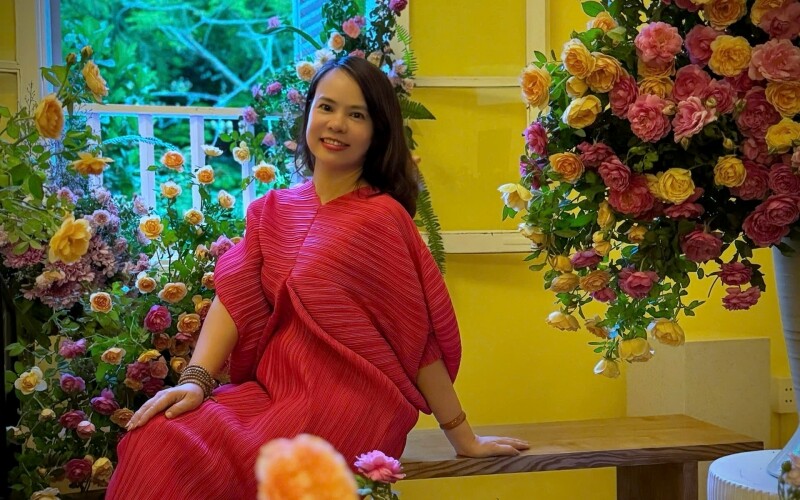 Không bó buộc trong những loại hoa quen thuộc, chị Phạm Thu Hà (Hà Nội) có niềm yêu thích đặc biệt với những cành cây sai quả. Qua bàn tay chị, mỗi cành quả lại trở thành một điểm nhấn sinh động cho không gian sống. 