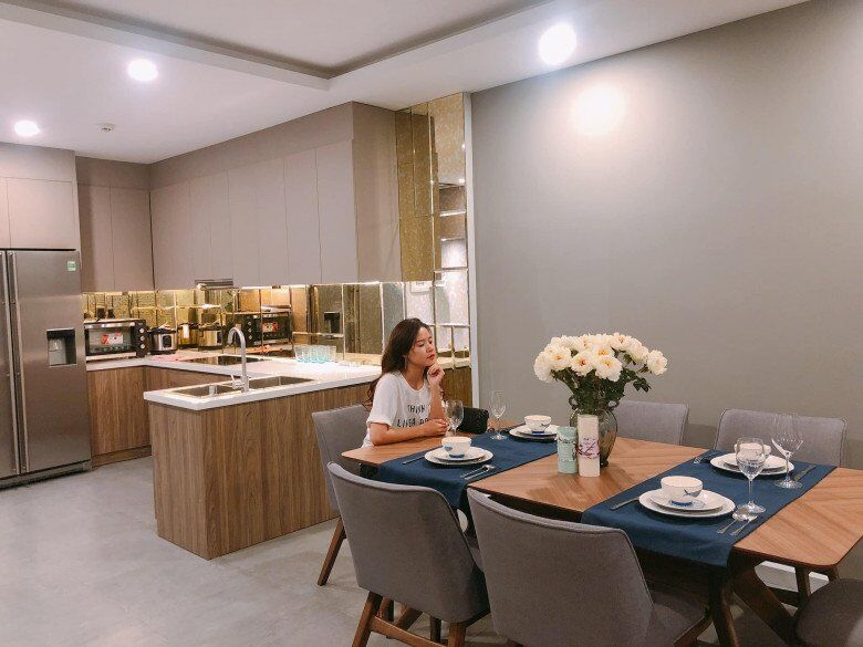 Trước đây Midu cũng từng khoe một cơ ngơi khác là một căn hộ phong cách Nhật rất xinh xắn. Trong đó, căn bếp được trang bị nội thất hiện đại với hệ tủ gỗ cao cấp, đảo bếp tiện nghi cùng khu vực bàn ăn thiết kế chuẩn phong cách ấm cúng.