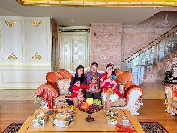 Lê Âu Ngân Anh bên gia đình trong căn hộ rộng 280m2 hoành tráng. Không gian phòng khách lộng lẫy với bộ sofa phong cách hoàng gia bọc nỉ cao cấp cùng các chi tiết chạm khắc mạ vàng sang trọng.