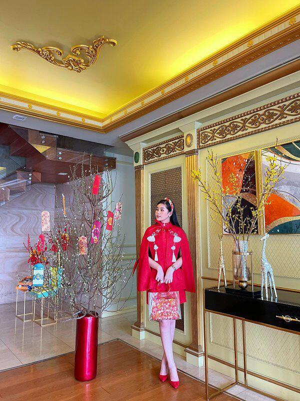 Sảnh đón và khu vực trang trí đậm chất quý tộc trong căn hộ. Người đẹp thả dáng bên cây mai trắng và hệ thống phào chỉ tường mạ vàng tỉ mỉ, tôn lên vẻ quyền quý của ngôi nhà.