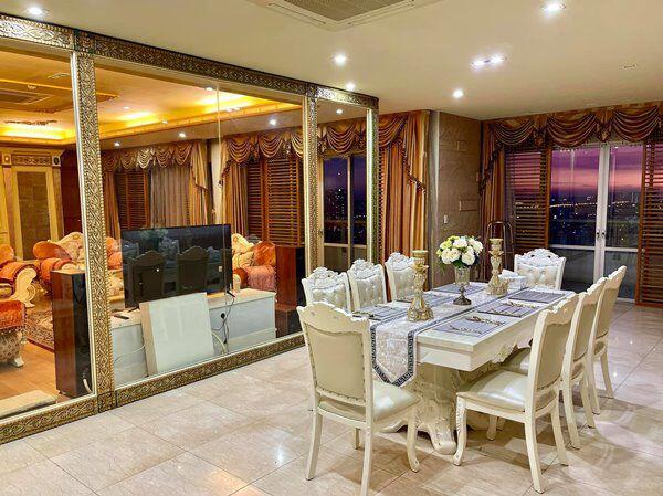 Khu vực phòng ăn đẳng cấp với bộ bàn ăn 8 ghế bọc da màu kem thiết kế phong cách hoàng gia châu Âu. Mảng tường gương lớn mạ vàng giúp nhân đôi không gian và phản chiếu trọn vẹn tầm nhìn hướng ra thành phố.