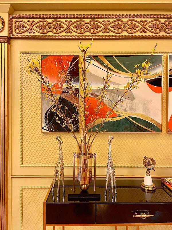 Cận cảnh góc decor tinh xảo với bình mai vàng khoe sắc bên cặp hươu mạ bạc. Sự chăm chút từng chi tiết nhỏ khẳng định gu thẩm mỹ thượng lưu và phong cách sống quý tộc của gia đình Lê Âu Ngân Anh.