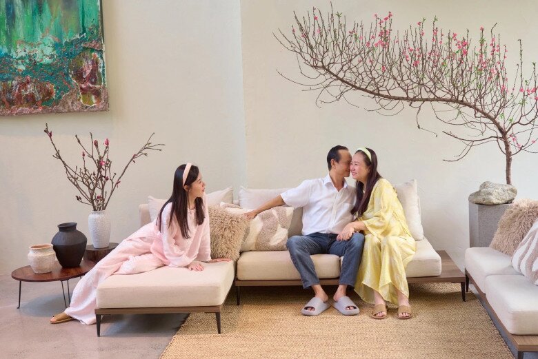 Bộ sofa tone màu trung tính êm ái đặt tại trung tâm phòng khách là nơi gia đình Midu quây quần ấm cúng. Những chi tiết trang trí như hoa tươi, thảm cót mộc mạc và các bình gốm nghệ thuật tôn lên nét tinh tế cho không gian sống.