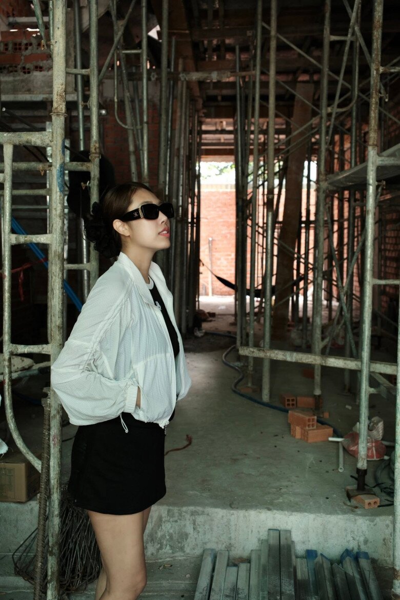 Cô từng hóm hỉnh chia sẻ rằng vì quá cầu toàn nên thời gian làm nhà, đến lúc đi ngủ cô cũng toàn mơ thấy các loại vật liệu xây dựng.