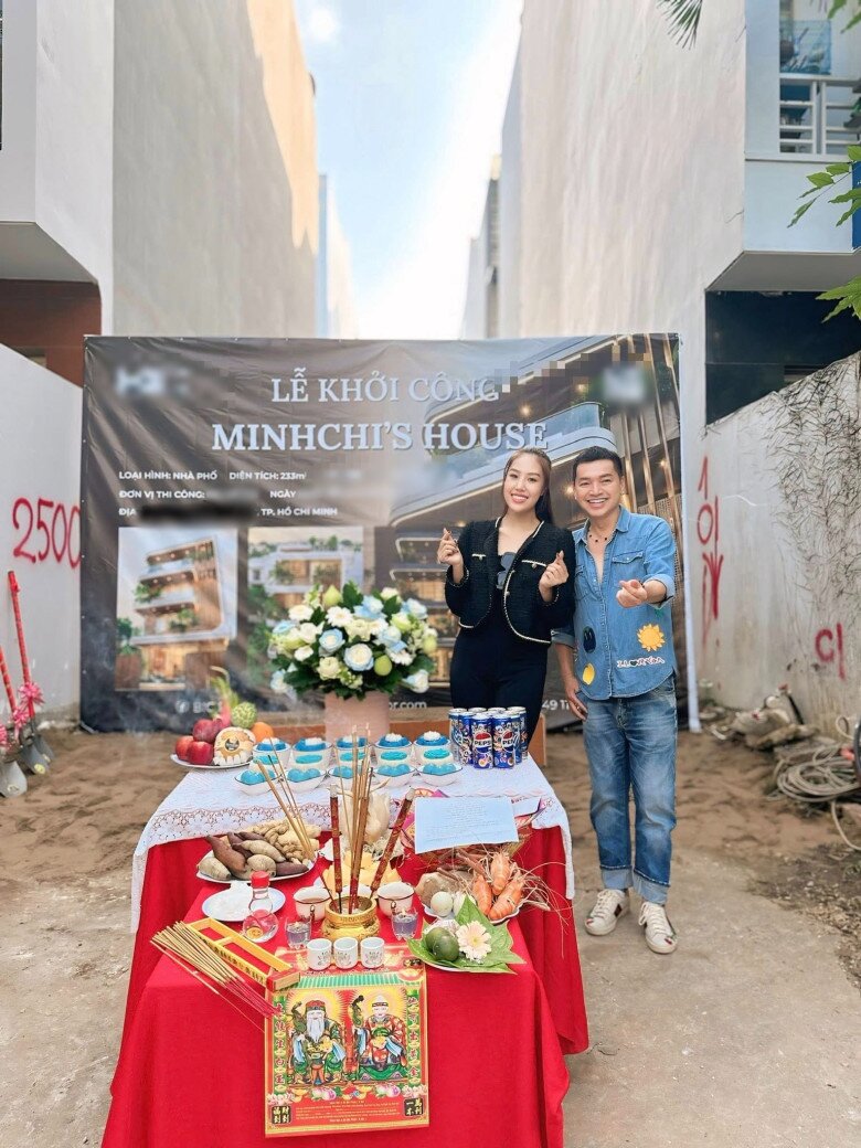 Quang Minh cùng bà xã Tăng Khánh Chi rạng rỡ trong lễ khởi công cơ ngơi mới mang tên MinhChis House vào tháng 1/2026.