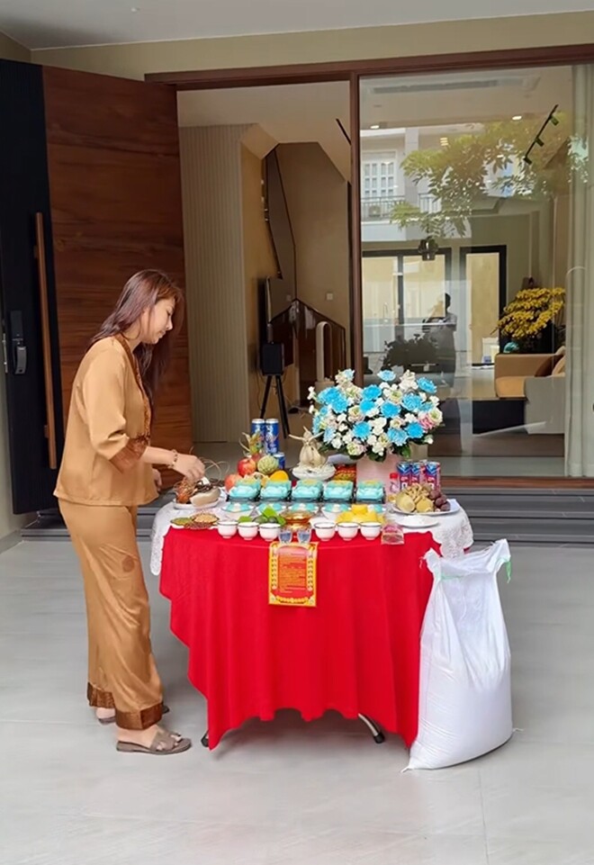 Biệt thự mới của Quang Minh và vợ kém 37 tuổi: Cận cảnh mặt tiền bề thế và chi tiết đặc biệt trên cánh cửa - 11