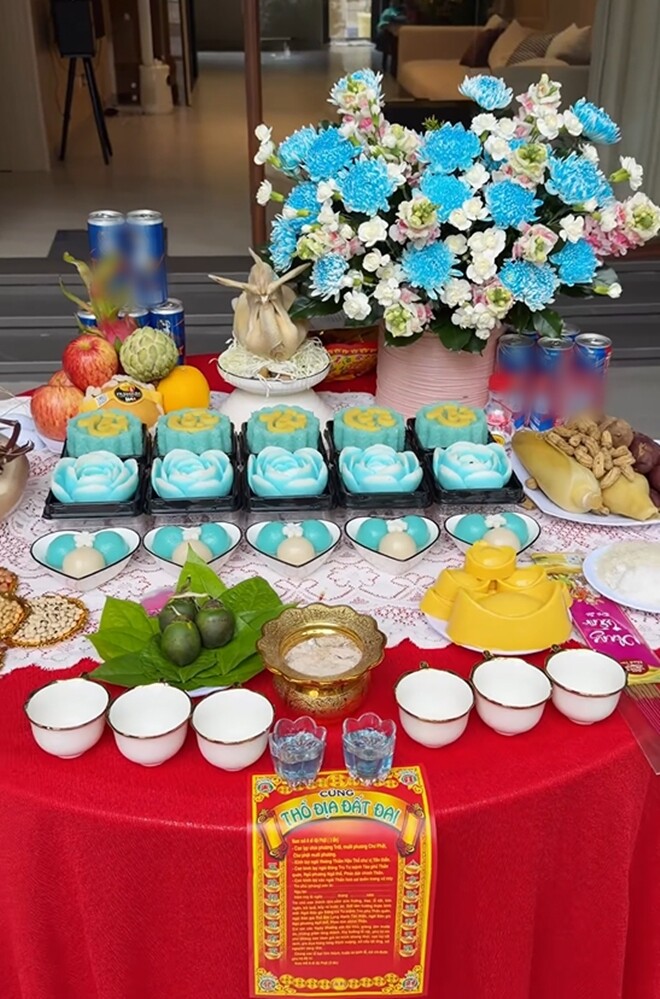 Bà xã Tăng Khánh Chi diện trang phục giản dị, thành kính chuẩn bị mâm cúng nhập trạch tươm tấp trước thềm nhà. Mâm cúng được sửa sang cầu kỳ với hoa tươi, mâm ngũ quả và các món lễ vật truyền thống nhằm cầu mong gia đạo luôn bình an.