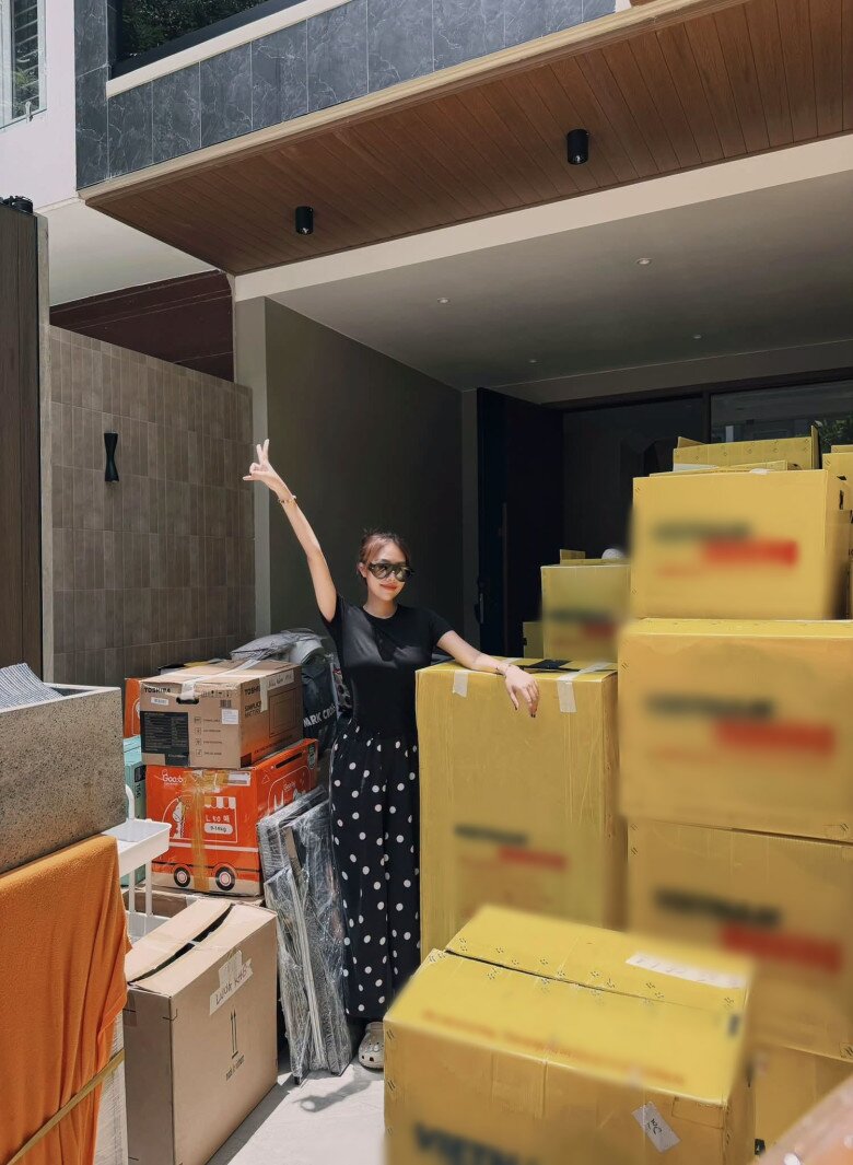 Quang Minh dành tặng vợ tổ ấm mới vào đúng dịp sinh nhật. Cả hai đã rất mong chờ khoảnh khắc được chuyển vào ngôi nhà đầy tâm huyết này.