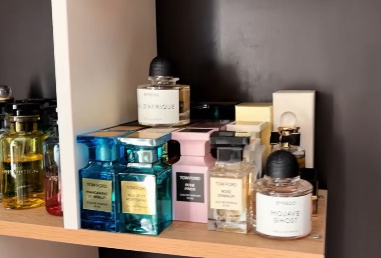 Những chai Tom Ford và Le Labo đắt giá xếp hàng ngay ngắn tạo nên một tổng thể vô cùng sang xịn mịn. Góc tủ này thể hiện rõ phong cách sống duy mỹ và xa hoa của chủ nhân căn hộ.