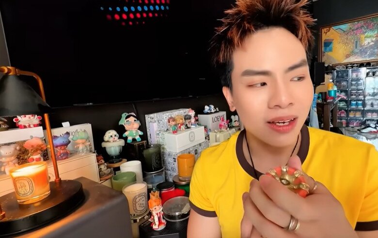 Hứa Kim Tuyền giới thiệu dòng nước hoa yêu thích mà mẹ anh từng chê là quá trung tính và mang cảm giác xứ lạnh. Sự khó tính của mẹ thúc đẩy anh tìm kiếm những mùi hương độc bản hơn.