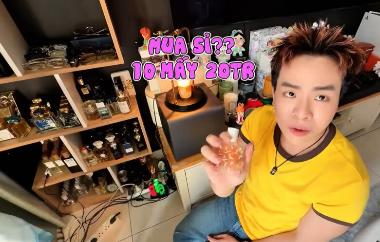 Chai nước hoa giới hạn lấp lánh của thương hiệu đình đám mà nam nhạc sĩ đã bạo chi mua nguyên cả bộ. Thiết kế độc đáo bọc nhũ lấp lánh thu hút ánh nhìn ngay từ khoảnh khắc đầu tiên.