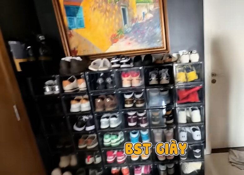 Ngay phía dưới khu vực hành lang và phòng thay đồ là một showroom thu nhỏ khác dành riêng cho niềm đam mê giày dép.