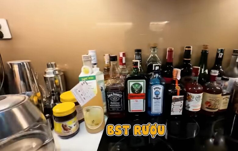Bộ sưu tập rượu phong phú với đủ mọi chủng loại được xếp ngăn nắp tại khu vực bếp. Sự xuất hiện của góc nhỏ này hoàn thiện phong cách sống hiện đại, hưởng thụ và đậm chất nghệ sĩ của Hứa Kim Tuyền.