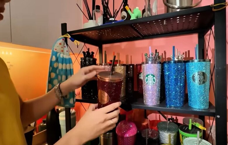 Góc trưng bày loạt ly giữ nhiệt đính đá Bling Bling vô cùng rực rỡ và bắt mắt dưới ánh đèn. Bộ sưu tập độc đáo này lấy cảm hứng trực tiếp từ phong cách cá tính của Chị Bé Heo Minh Hằng.