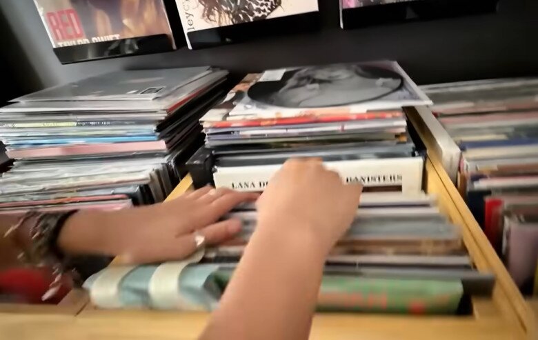 Góc bàn ăn nay đã biến thành thánh địa trưng bày các album đĩa than của các công chúa nhạc Pop. Vị trí trung tâm của kệ đĩa luôn được thay đổi linh hoạt để làm mới không gian theo mùa.