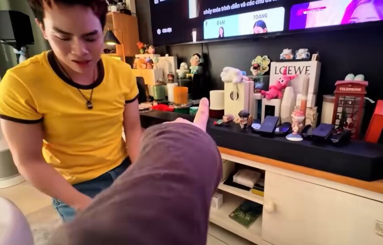 MisThy hào hứng khám phá những hũ nến đặc biệt nằm trong bộ sưu tập bất tử của chủ nhà. Không gian ngập tràn mùi hương tinh tế mang lại cảm giác thư giãn tuyệt đối ngay khi bước chân qua cửa.