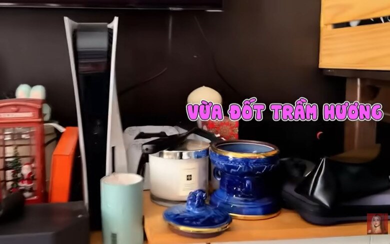 Một góc nhỏ lưu trữ các loại trầm hương đặc biệt được bạn bè và người hâm mộ gửi tặng nam nhạc sĩ. Đây là góc bình yên giúp anh tìm kiếm cảm hứng sáng tác sau những giờ làm việc căng thẳng.