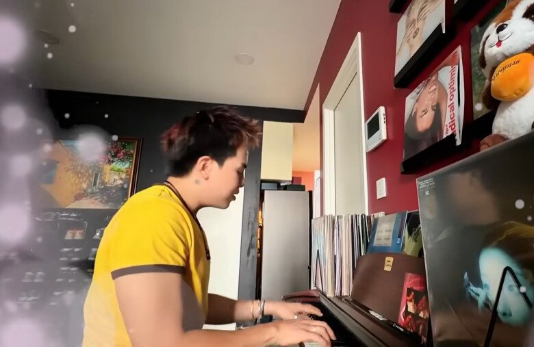 Góc làm việc lãng mạn với chiếc đàn piano - nơi khơi nguồn của hàng loạt bản hit đình đám khuấy đảo Vbiz. Sự kết hợp giữa không gian sống tối đa và âm nhạc tạo nên một dấu ấn rất riêng.  Hứa Kim Tuyền say sưa thả hồn vào phím đàn, gửi tặng MisThy màn trình diễn mộc mạc nhưng đong đầy cảm xúc. Góc nhỏ bình yên này chính là điểm kết hoàn hảo cho chuyến ghé thăm đầy bất ngờ.