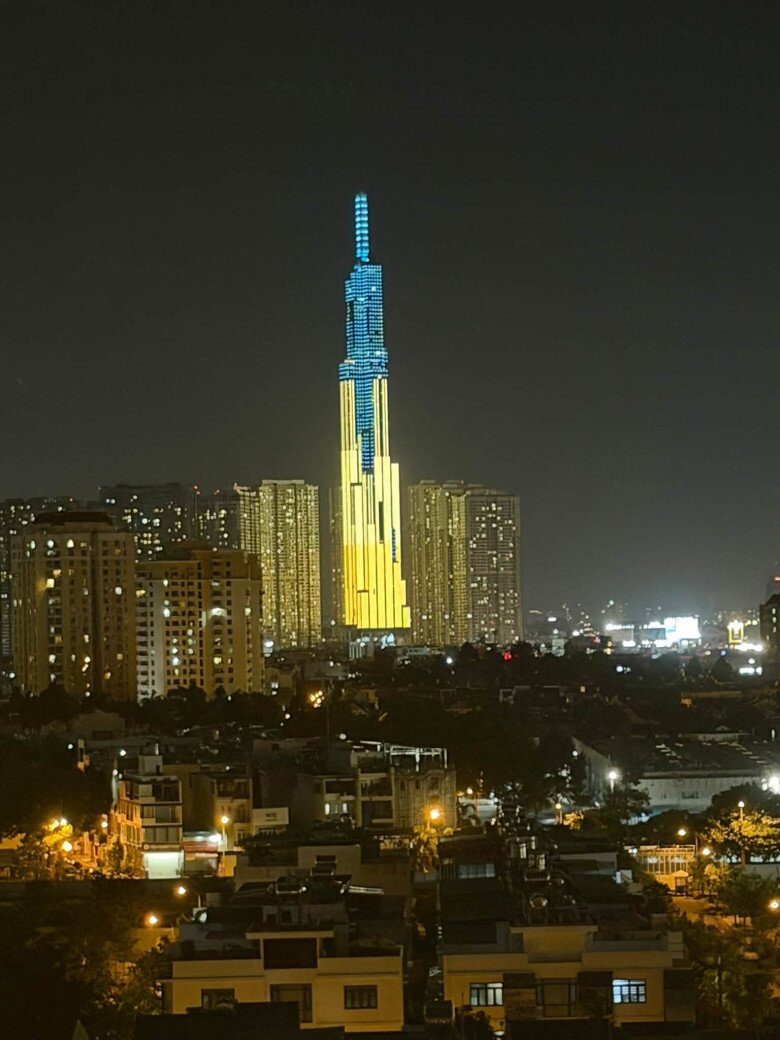Khung cảnh thành phố lung linh về đêm nhìn từ căn hộ mới của gia đình MC Thảo Nhi. Từ đây có thể ngắm trọn vẹn tòa nhà cao nhất Việt Nam rực rỡ sắc màu khi thành phố lên đèn.