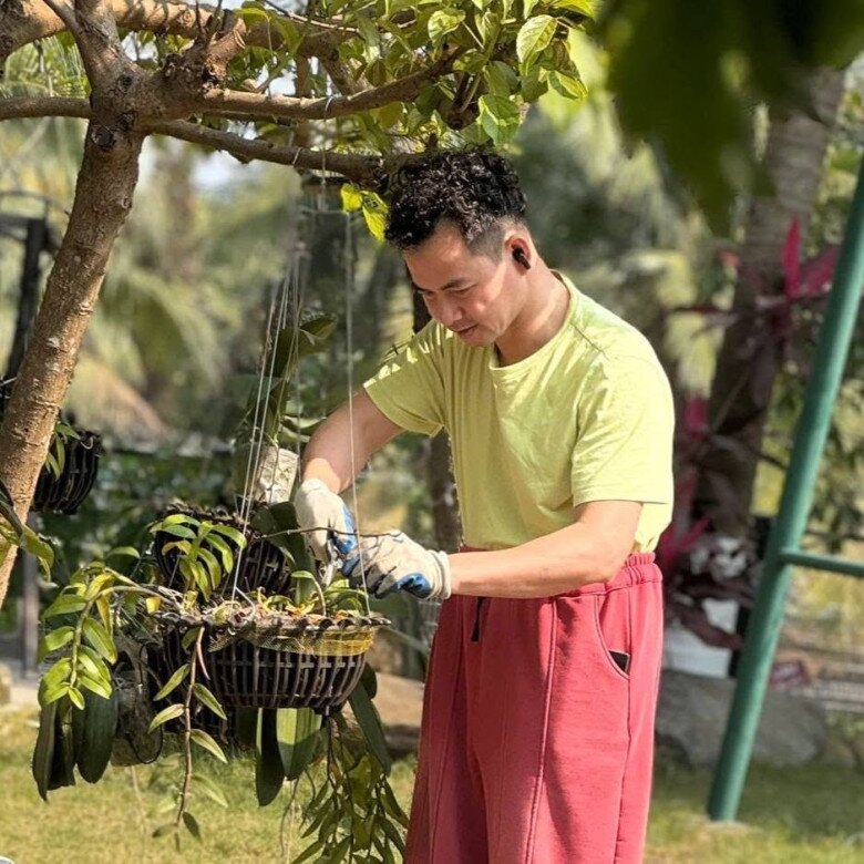 Nam nghệ sĩ tự tay cắt tỉa, chăm chút tỉ mẩn từng chậu lan treo trên cao. Việc tự tay chăm cây, làm vườn không chỉ là sở thích lâu năm mà còn mang lại sự thư thái, bình yên cho anh sau những giờ tất bật với công việc.