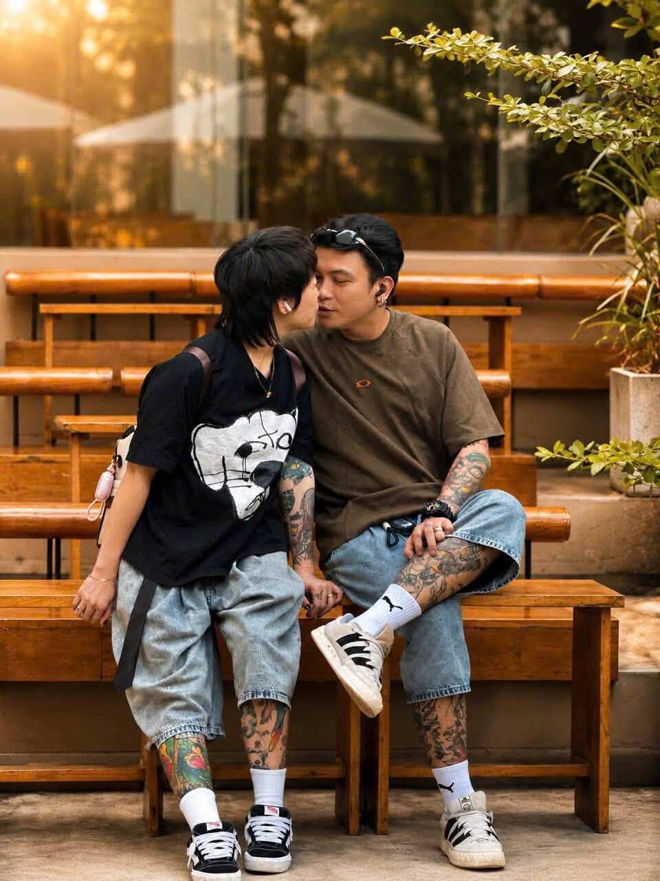 Chàng trai 22 tuổi phải lòng chị khách hàng hơn 11 tuổi, cưới gần 10 năm vẫn ngọt ngào, nhan sắc vợ U50 gây ngỡ ngàng - 4