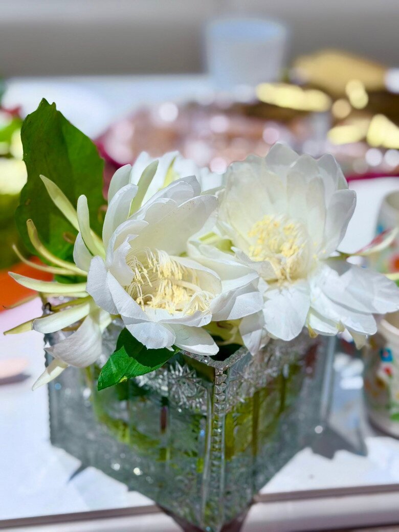 Hoa quỳnh cắm bàn tối sinh nhật bà ngoại - Những bông hoa quỳnh trắng muốt được cắm chỉn chu trong bình thủy tinh tinh tế, làm bừng sáng không gian ấm cúng của gia đình nữ MC.