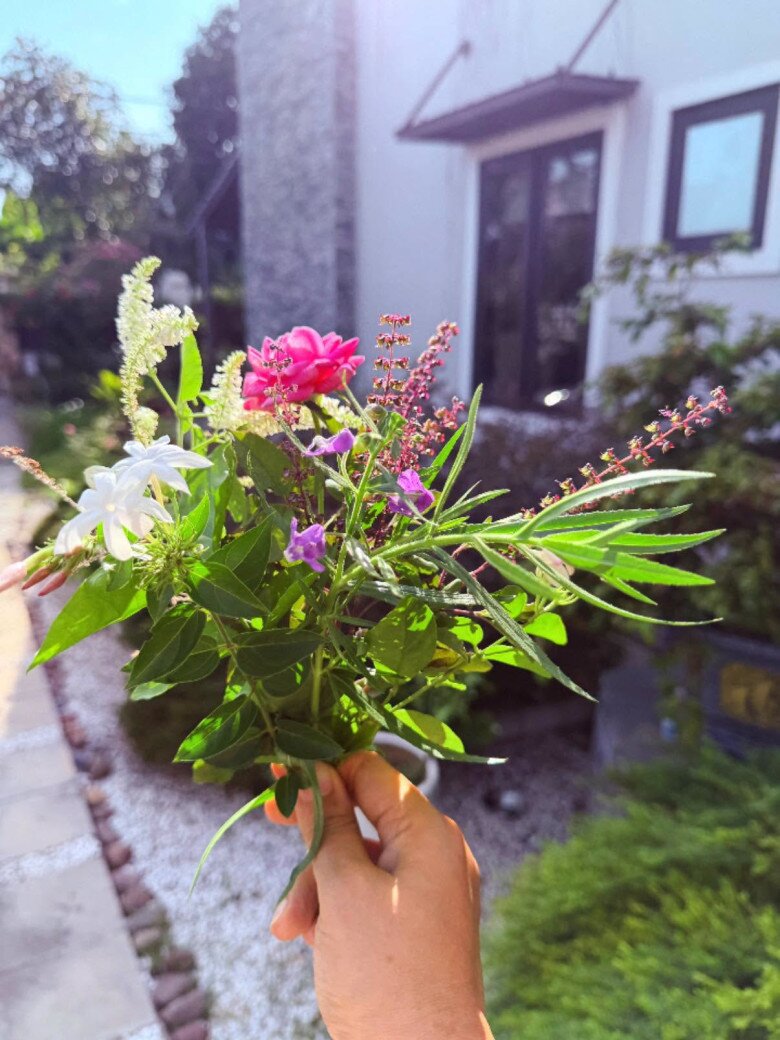 Sáng nay hái hoa cắm lọ xinh tặng bà ngoại - Bó hoa ngẫu hứng kết hợp từ hoa hồng, hoa nhài, hương nhu và các loại lá cỏ thôn quê mang vẻ đẹp bình dị, ấm áp.