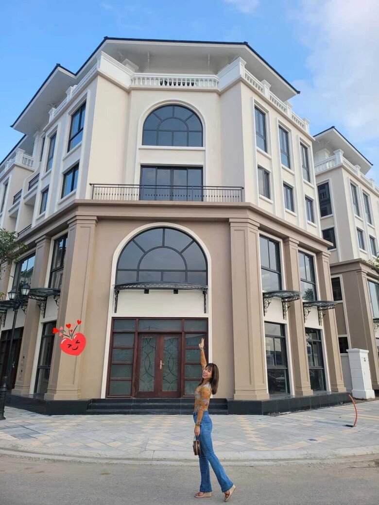 Căn biệt thự liền kề hai mặt tiền hoành tráng tại khu đô thị cao cấp ở Hưng Yên của vợ chồng Mạnh Trường. Đứng trước cơ ngơi trị giá hàng chục tỷ đồng đang trong quá trình hoàn thiện, bà xã Phương Phạm không giấu nổi niềm rạng rỡ và tự hào.