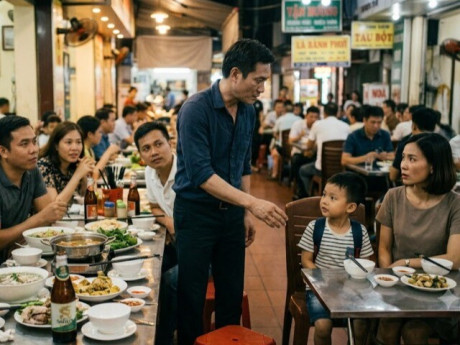 Vô tình gặp vợ cũ và con trai khi đi ăn cùng đồng nghiệp, mặt tôi biến sắc trước lời chào của đứa trẻ