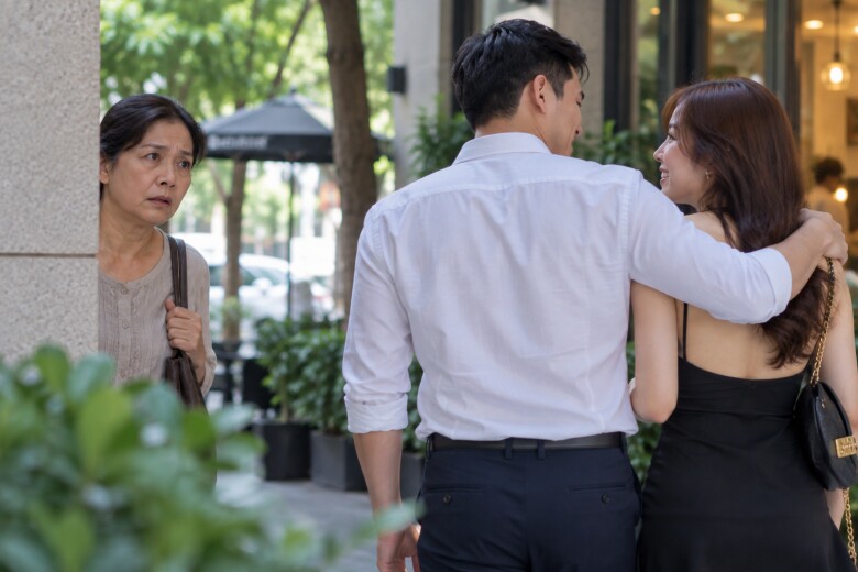 Tôi sững người khi bắt gặp con rể thân mật với một cô gái. (Ảnh minh họa)