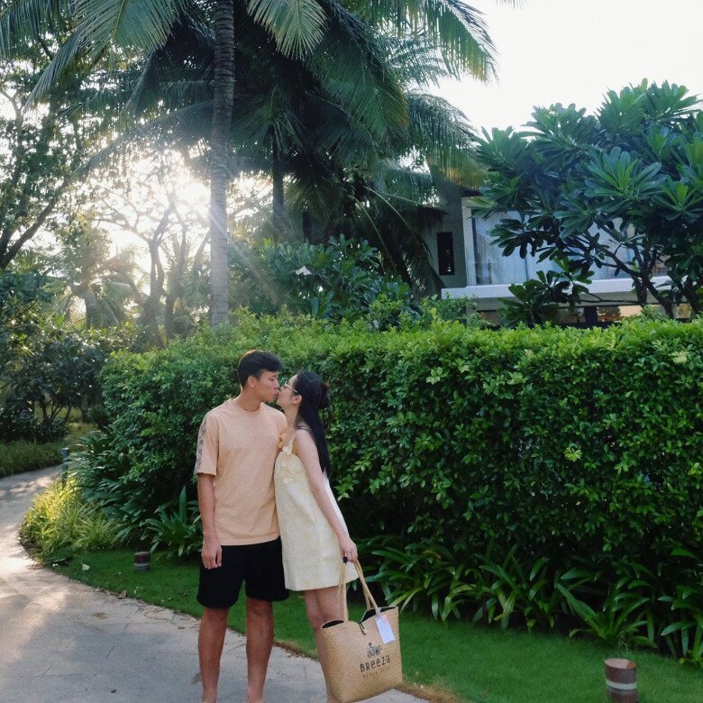 Sau gần 2 năm theo đuổi, anh mới nhận được cái gật đầu từ người đẹp. Đến AFF Cup 2014, Quế Ngọc Hải mới chính thức được trở thành bạn trai của Thùy Phương. Sau đó, cả hai yêu kín tiếng hơn 3 năm trước khi công khai tình cảm và tổ chức đám cưới vào tháng 1/2018.