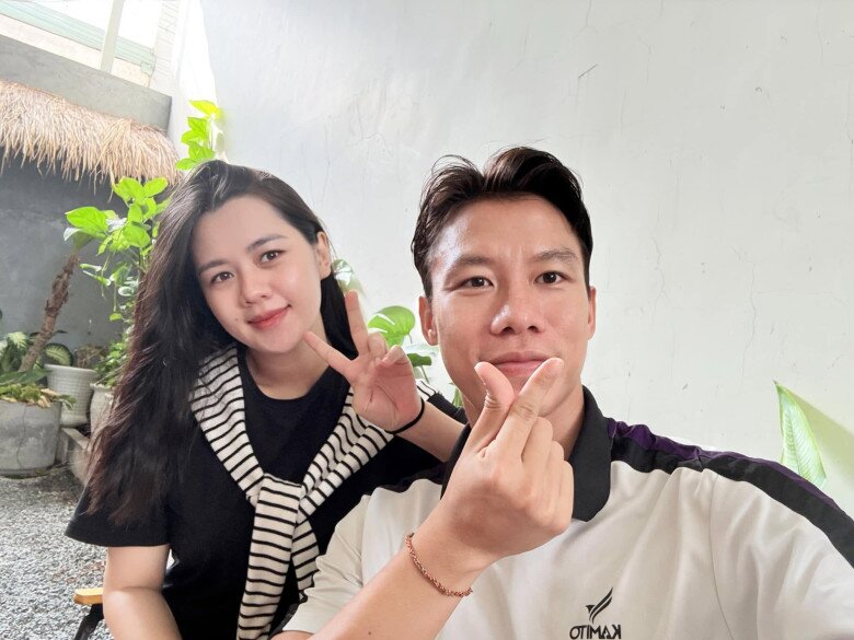 Thế nhưng, hành trình chinh phục người đẹp không hề dễ dàng. Quế Ngọc Hải từng bị Thùy Phương từ chối tới 3 lần. Dẫu vậy, nam cầu thủ vẫn kiên trì nhắn tin hỏi han mỗi ngày, chủ động hẹn gặp và bền bỉ chứng minh tình cảm chân thành.