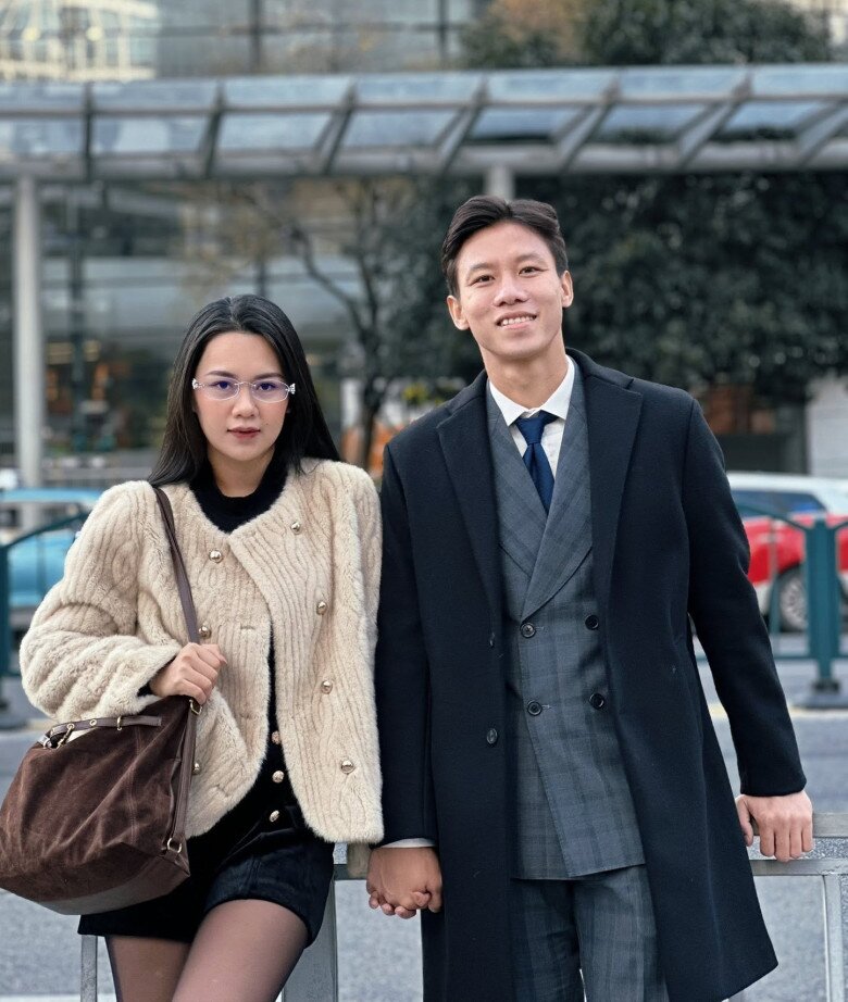 Về phía Dương Thùy Phương, cô lựa chọn lui về làm hậu phương để chồng yên tâm theo đuổi sự nghiệp, đồng thời phát triển công việc kinh doanh online.
