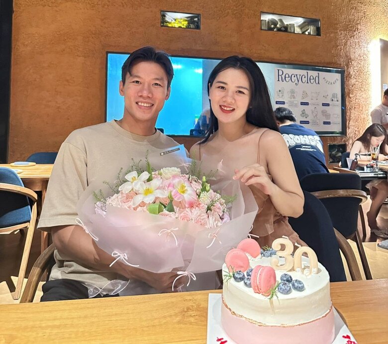 Chuyện tình của cả hai bắt đầu vào năm 2014. Khi ấy, Thùy Phương đang là sinh viên Đại học Vinh, còn Quế Ngọc Hải được bạn bè rủ tới xem cuộc thi Hoa khôi của trường. Ngay lần đầu nhìn thấy cô gái quê Hà Tĩnh, anh đã trúng tiếng sét ái tình bởi gương mặt xinh đẹp cùng phong thái nhẹ nhàng.