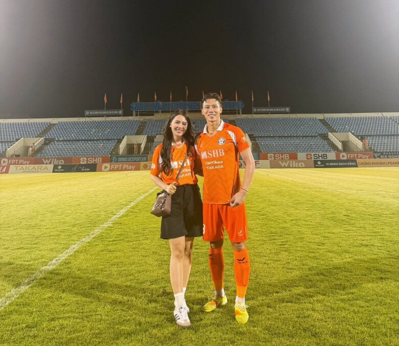Ít ai ngờ rằng, một cầu thủ nổi tiếng và thành đạt như Quế Ngọc Hải lại từng mất gần 2 năm mới chinh phục được trái tim Dương Thùy Phương.