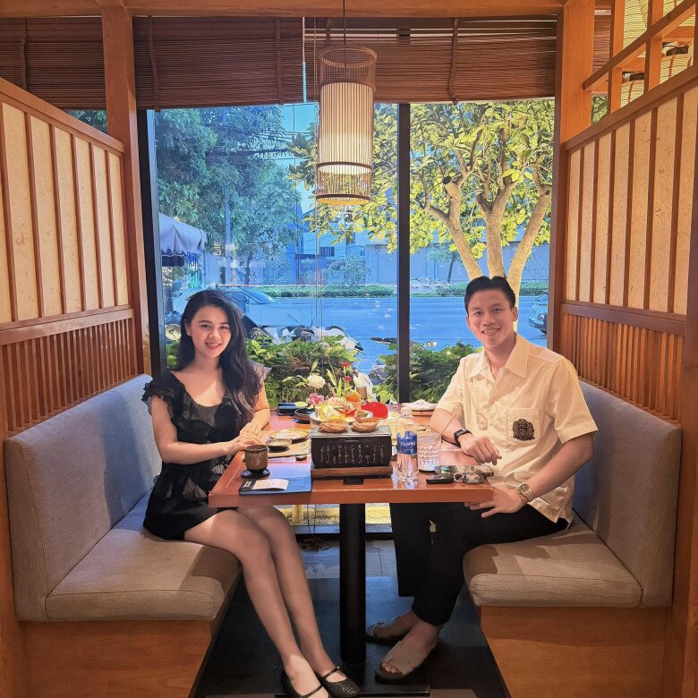 Nhờ nhiều năm thi đấu đỉnh cao, vợ chồng Quế Ngọc Hải sở hữu khối tài sản đáng mơ ước. Gia đình hiện sống trong căn nhà 3 tầng khang trang tại trung tâm TP Vinh (Nghệ An), được thiết kế theo phong cách hiện đại, tối giản. Nam cầu thủ còn đầu tư hơn 200 triệu đồng để lắp đặt phòng xông hơi và bể sục ngay trong nhà nhằm phục vụ việc phục hồi thể lực cũng như chăm sóc sức khỏe cho cả gia đình.