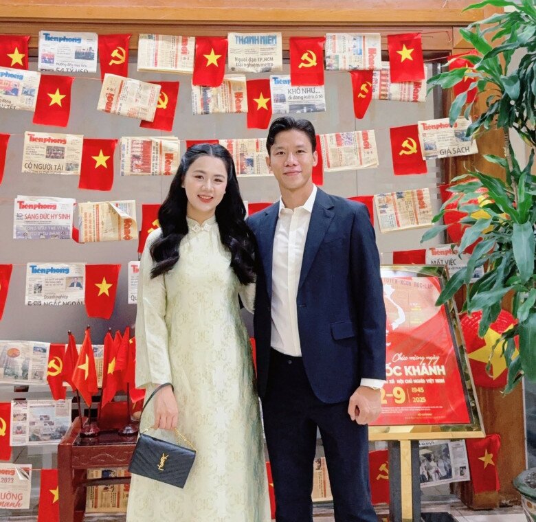 Với phong cách trang điểm nhẹ nhàng, Thùy Phương vẫn sở hữu làn da mịn màng, gương mặt rạng rỡ cùng vóc dáng gọn gàng, cân đối. Mỗi lần xuất hiện trên mạng xã hội, bà xã Quế Ngọc Hải đều nhận về nhiều lời khen bởi vẻ ngoài trẻ trung, khó tin cô đã là mẹ của 3 cô con gái.