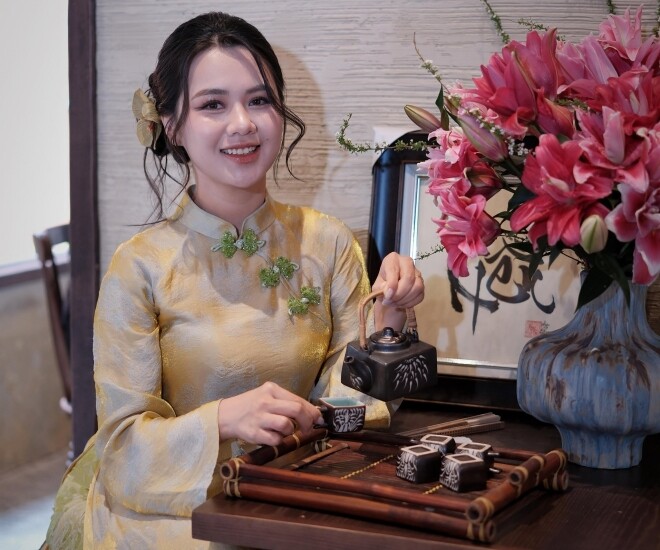 Dương Thùy Phương là một trong những nàng WAG được yêu mến của bóng đá Việt Nam. Sinh năm 1995 tại Hà Tĩnh, cô từng theo học Đại học Vinh. Sở hữu nhan sắc nổi bật, Thùy từng giành được danh hiệu hoa khôi của trường đại học này.
