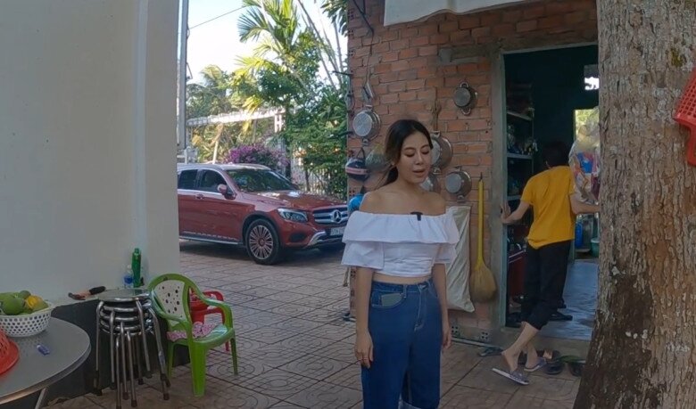 Bên cạnh ngôi nhà chính là khu vực bếp gian phụ được xây bằng gạch thô mộc mạc. Góc sân nhỏ trang bị sẵn bàn ghế inox, ghế nhựa để cả gia đình hóng mát và trò chuyện.