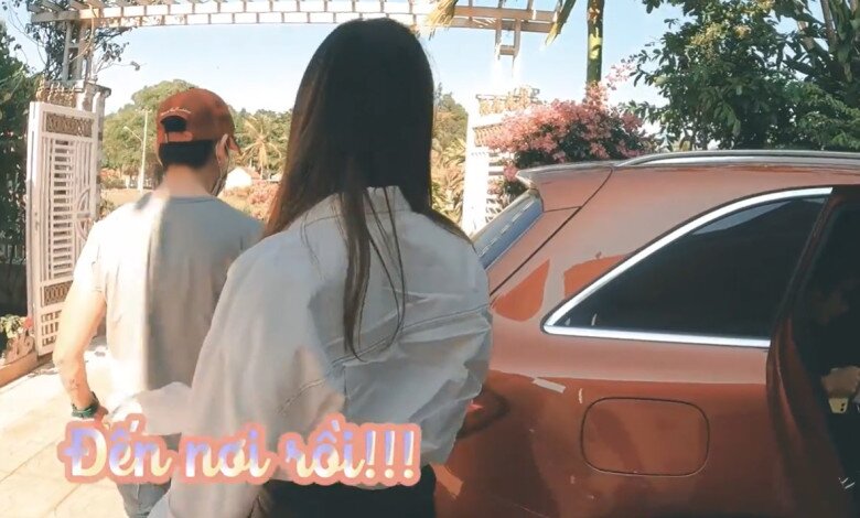 Cổng nhà thiết kế dạng vòm trồng hoa leo rực rỡ, mở ra không gian ấm cúng khi nữ diễn viên cùng bạn bè, đồng nghiệp về thăm.