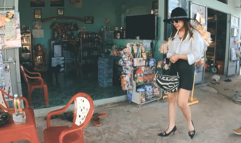 Ngay phía trước nhà còn có gian tiệm tạp hóa nhỏ xinh do gia đình kinh doanh, tạo cảm giác vô cùng thân thương và đầy ắp ký ức tuổi thơ.